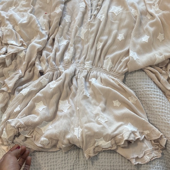 STORIA Beige Ruffled hem embroidered stars Romper size medium - Picture 9 of 10